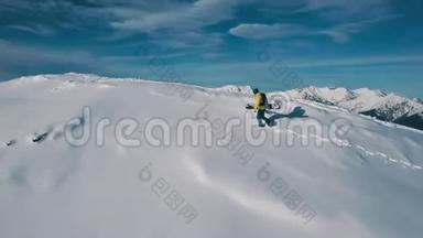 空中射击男运动员攀<strong>登雪山</strong>滑雪板